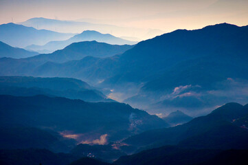 連なる山々と雲海