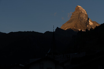 Le Cervin au lever du jour depuis Zermatt
