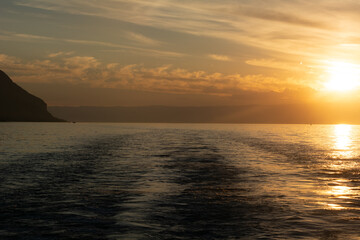 Couché de soleil sur le lac Léman à l'arrière d'un bateau