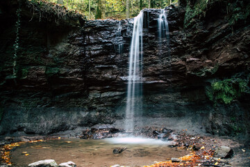Obraz premium Wasserfall im Welzheimer Wald