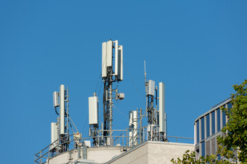 Antennes de téléphonie mobile 5G et 4G installées sur le toit d'un bâtiment. Ciel bleu