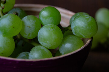 grüne Trauben in einer Holzschale