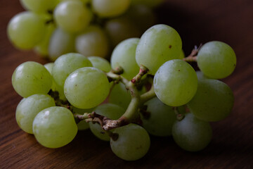 gr&uuml;ne Trauben in einer Holzschale
