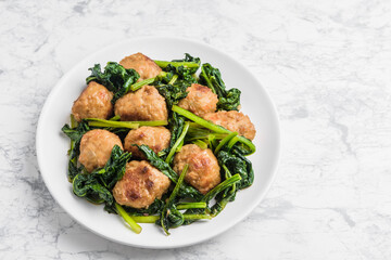 鶏団子と小松菜の炒め物