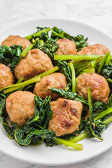 鶏団子と小松菜の炒め物