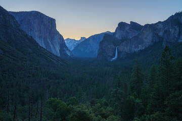 Obraz premium sunrise at the tunnel view in yosemite nationalpark, california, usa
