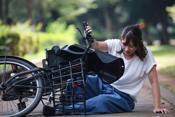 Naklejka premium 自転車で転倒する女性