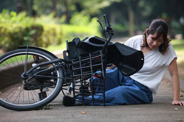 自転車で転倒する女性