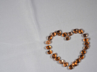 黄金色のガラスビーズで作ったハートの形