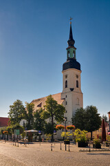 Marktplatz mit Sankt-Nikolai-Kirche in der denkmalgeschützten Altstadt von Lübbenau im frühen...