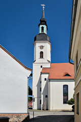 Westturm der denkmalgeschützten Stadtkirche Sankt Nikolai in Lübbenau (Ansicht von der Winkelgasse)