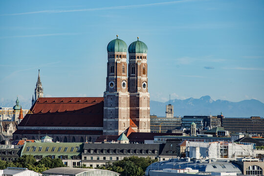 Frauenkirche in München mit Alpen im Hintergrund