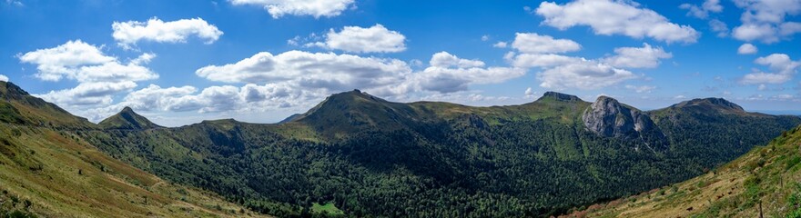 Fototapeta na wymiar vue panoramique sur les Monts d' Auvergne