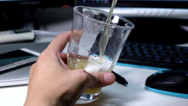 ディスクでグラスに濃いめのビールを注ぐ動画
