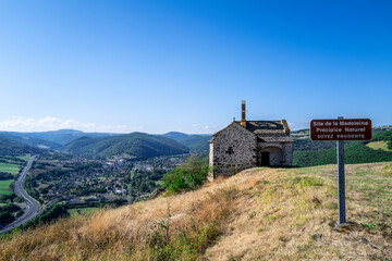 site de la Madeleine, chapelle, précipice naturel