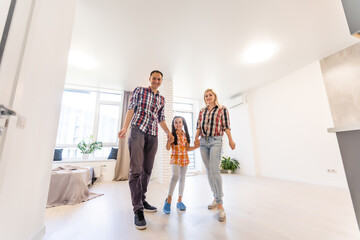Obraz premium family moving into their new home