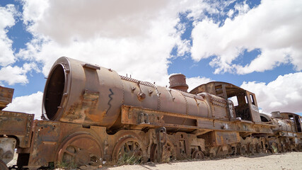 Fototapeta na wymiar abandoned old surty locomotive in the desert of Bolivia