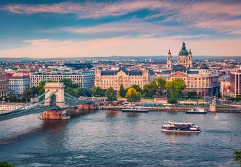 Photo sur Plexiglas Széchenyi lánchíd Picturesque cityscape of Budapest, Hungary, Europe. Wonderful evening view of Saint Stephen's Basilica (St Istvan's) church and Szechenyi Chain Bridge over the Danube river.