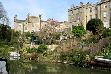Fototapeta premium Historic Georgian houses along the Kennet and Avon canal in Bath, Somerset
