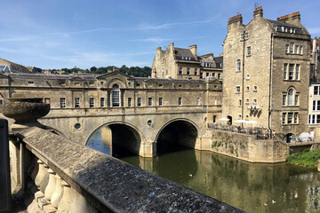 Historic, Pulteney Bridge crossing the River Avon in Bath, England