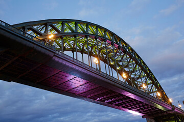 Obraz premium Architectural detail of the Tyne Bridge spanning the River Tyne in Newcastle illuminated at dusk