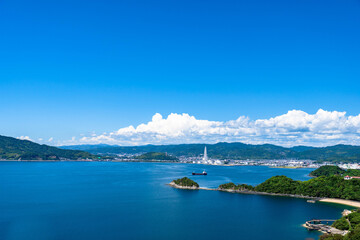 夏の空の下の山口県下松市笠戸島の風景