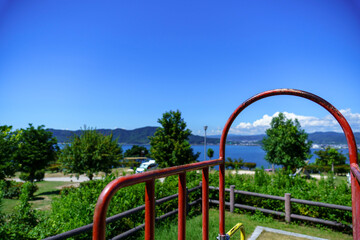 遊具から見る笠戸島の夏の風景
