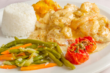 Crevettes sauce vanille, riz blanc et haricots 