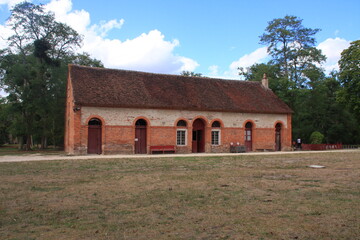 un bâtiment dans le parc du château de la Ferté Saint Aubin