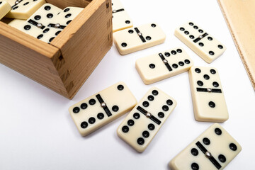 jeu de soci&egrave;t&eacute;, les dominos