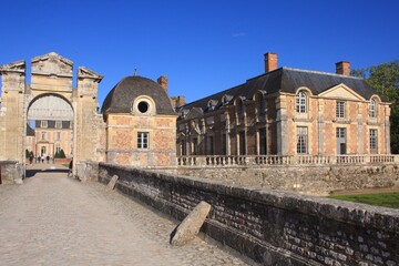 Fototapeta na wymiar Entrée du château de la Ferté Saint Aubin