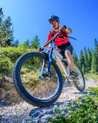 Könner auf dem Mountainbike unterwegs auf einem  Single-Trail