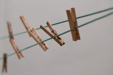 pinzas de tender ropa de madera en las cuerdas 