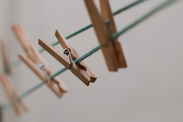 detalle de pinzas de madera tradicionales al anochecer sin ropa