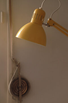 l&aacute;mpara de dibujo dentro de una casa