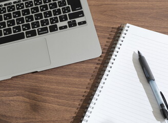 ノートパソコンとノートとペン