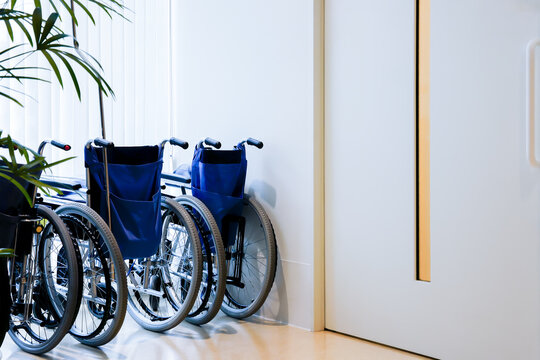 入院・病院・介護・コロナウイルイメージ素材：診察室前の窓際に置かれた車椅子