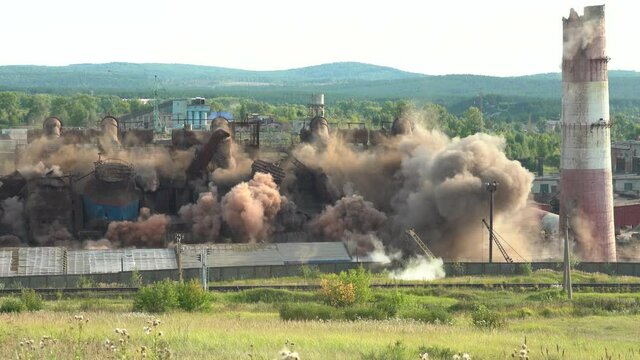 The collapse of an obsolete industrial chimney with an explosion. Disposal of an obsolete metallurgical plant.