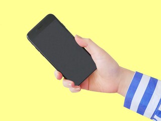 携帯電話を持つ女性の手