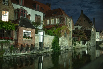 Fototapeta na wymiar Night channel in Bruges street