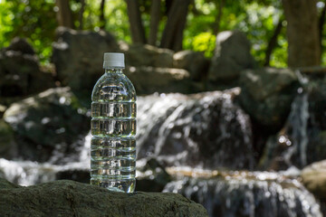 清流とペットボトル
