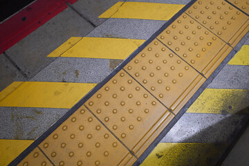 駅_点字ブロック
