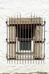 Fenstergitter vor einem alten Steinfenster an einer weissen Hauswand, Deutschland, Europa