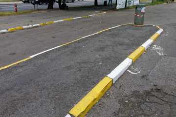 Krawężniki pomalowane na z&oacute;łto i na biało