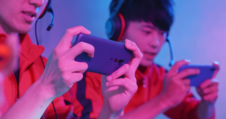 esport gamers play 5g smartphone © ryanking999
