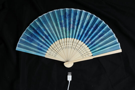 portable fan with rechargeable batteries