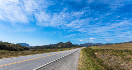 Paisagem rural com estrada de asfalto