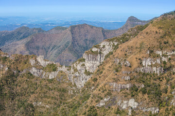 Paisagem de vale e montanha