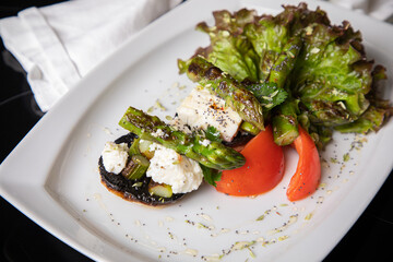 Salada de Espargos Grelhados, Cogumelos, Requeijão e Tomate