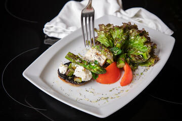 Salada de Espargos Grelhados, Cogumelos, Requeijão e Tomate